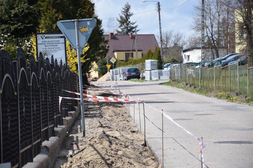 Trwają prace przy przebudowie chodników przy ul. Szkolnej i...