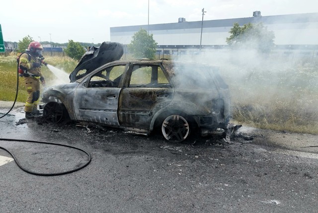 20.06.2023 r. Pożar mercedesa na drodze krajowej nr 8, w pobliżu ronda w Magnicach.