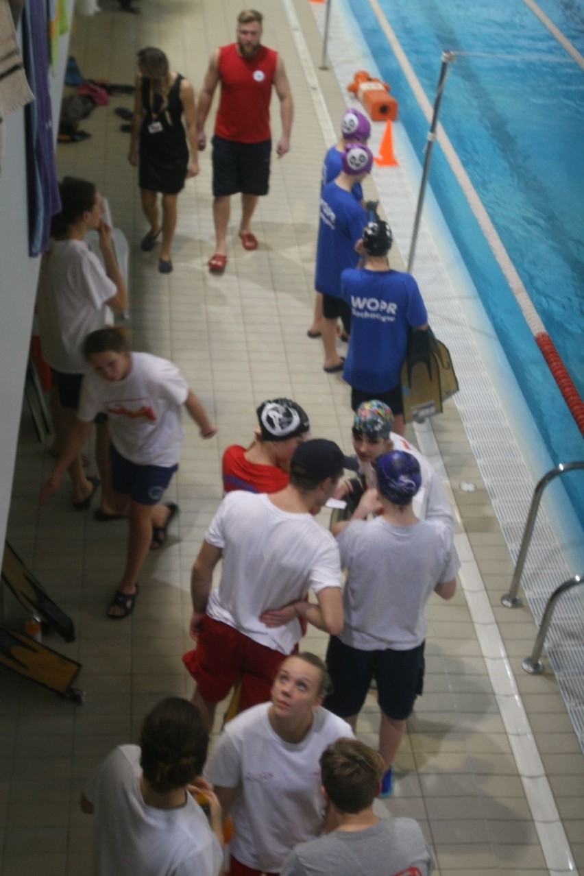 Ratownicy rywalizują na basenie w Rybniku [ZDJĘCIA]