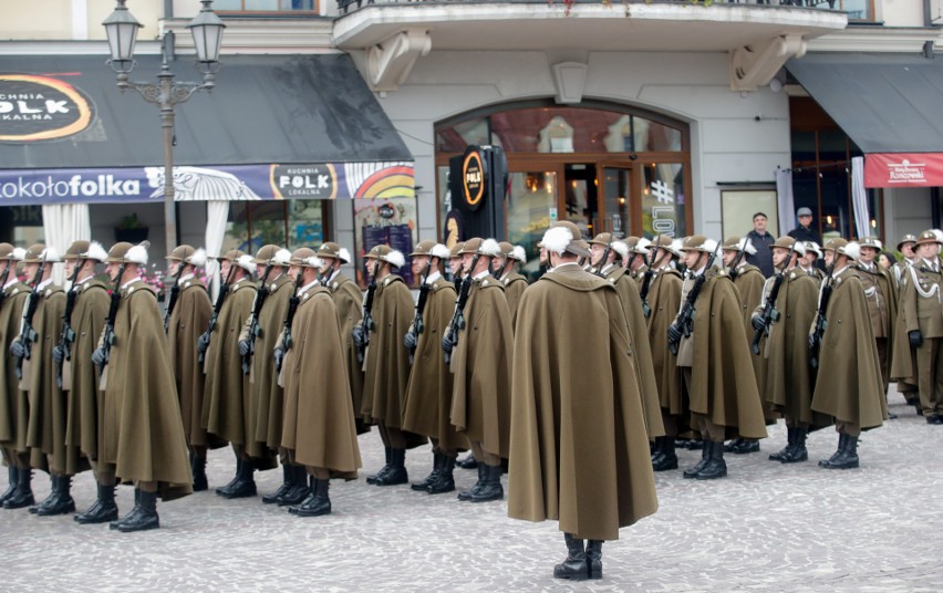 Uroczyste przekazanie sztandaru 21 Brygady Strzelców Podhalańskich na Rynku w Rzeszowie [ZDJĘCIA]