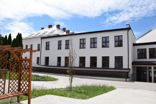 Remont szkoły podstawowej w Szydłowie powoli dobiega końca