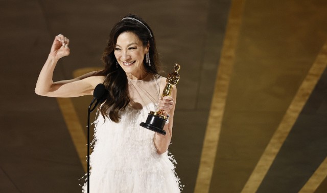 Malezyjka Michelle Yeoh została pierwszą Azjatką uhonorowaną Oscarem dla aktorki pierwszoplanowej.
