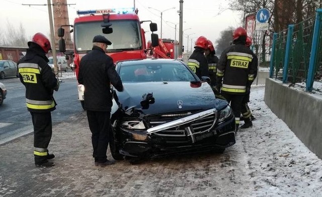 Do poważnie wyglądającego wypadku drogowego doszło dziś po południu na skrzyżowaniu ulic Lubickiej i Targowej w Toruniu.Około godz. 15 w prawidłowo wyjeżdżający z ul. Targowej samochód marki kia uderzył mercedes, który jechał ul. Lubicką nie zważając na czerwone światło. Doszło do zderzenia pojazdów i częściowego zablokowania jezdni. W godzinach popołudniowego szczytu szybko utworzył się korek. 62-letni kierowca mercedesa dostał mandat w kwocie 500 zł oraz 6 punktów karnych. Nikomu nic się nie stało. Dlaczego warto nosić odblaski? Mówi Sławek Piotrowski.(AO)