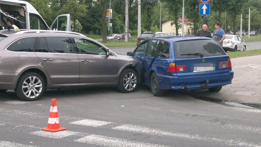 Wypadek na ul. Pabianickiej. Jedna osoba ranna [ZDJĘCIA]