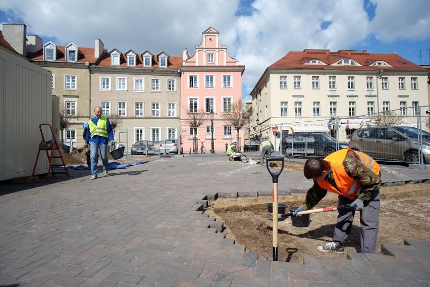 Archeolodzy obecnie wykonują prace tuż pod zdjętymi...