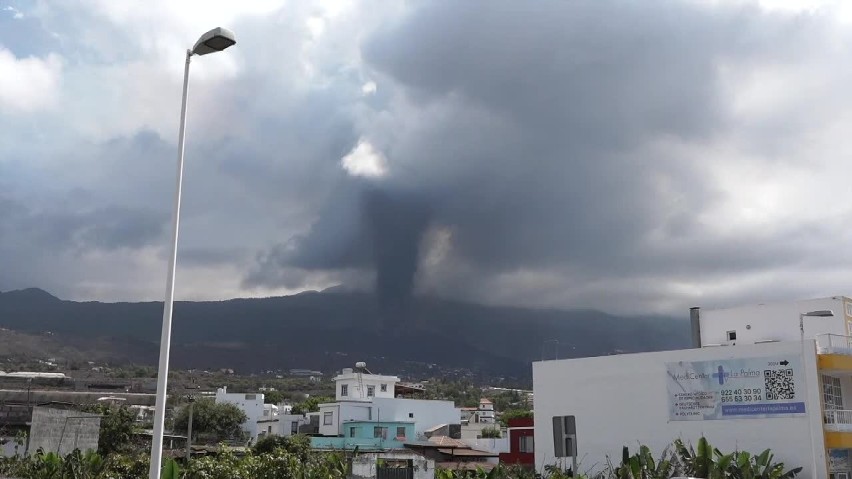 Erupcja wulkanu na La Palma w Hiszpanii. Czy „kwaśny deszcz" dotrze do Polski? Jest komunikat Rządowego Centrum Bezpieczeństwa 