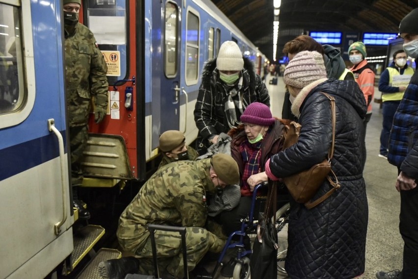 Tak dolnośląscy żołnierze WOT pomagają uchodźcom z Ukrainy. Wzruszające momenty [ZOBACZ ZDJĘCIA]