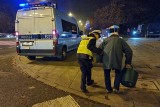 Para seniorów zgubiła się na cmentarzu. Pomogli policjanci z drogówki 