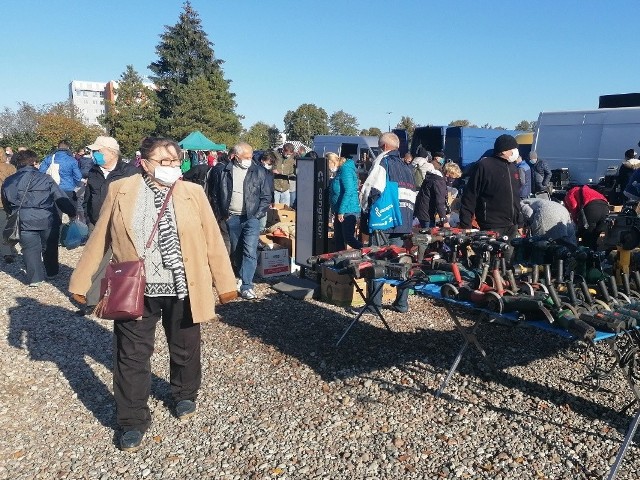 Słoneczna pogoda sprawiła, że w niedzielę wielu mieszkańców Koszalina i regionu wybrało się na niedzielną giełdę na terenach podożynkowych.