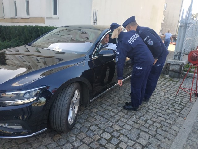 Tak wyglądała interwencja policji wobec marszałka Piotra Całbeckiego po potrąceniu pieszego.