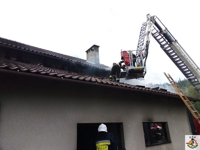 Pożar garażu na granicy Andrychowa z Zagórnikiem. Strażakom udało się uratować stojący obok dom
