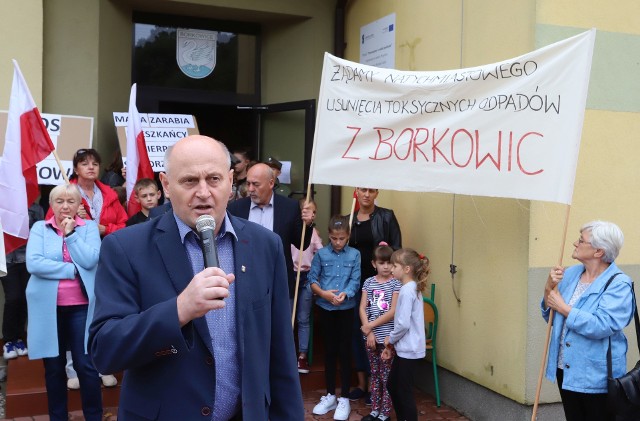 W Borkowicach odbył się kolejny protest mieszkańców. Kilkaset ton szkodliwych i bardzo niebezpiecznych odpadów chemicznych nadal zalega w magazynach w centrum Borkowic. Rodzice obawiają się o bezpieczeństwo dzieci. Magazyny, gdzie leżą trujące odpady, bezpośrednio przylegają do działki szkolnej. Mieszkańcy domagają się usunięcia odpadów które są zagrożeniem dla życia i zdrowia.