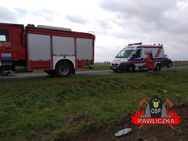 Strażacy pomagali rannemu kierowcy, który miał wypadek w Pawliczce w gminie Rzeczniów.