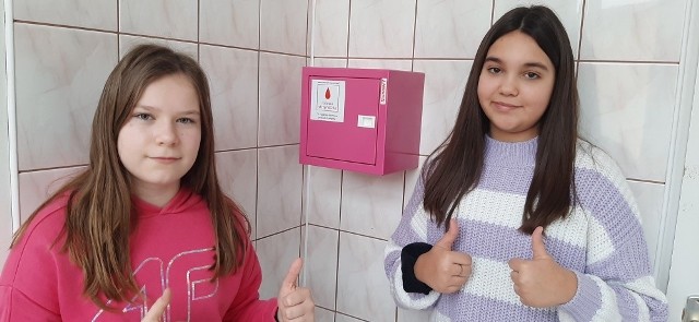 Szkoła Podstawowa w Kleczanowie, w gminie Obrazów przystąpiła do akcji ,,Różowa Skrzyneczka". Różowa skrzyneczka znajduje się w toalecie uczennic na pierwszym piętrze.