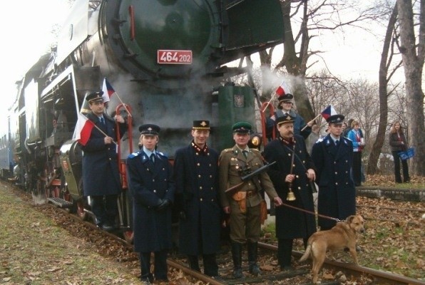 Kiedy w grudniu 2006 roku, po prawie 60 latach przerwy, otwierano dla podróżnych przejście graniczne na głuchołaskim dworcu, nikt nie podejrzewał, że niebawem ta linia będzie ograniczana.