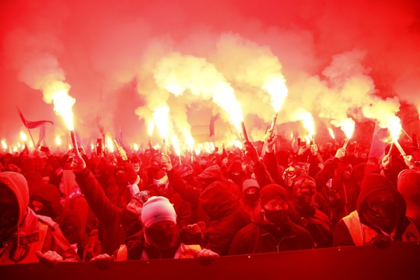 Marsz Niepodległości w Warszawie. Narodowcy wraz z kibicami...