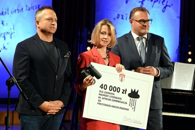 W roku ubiegłym Nagrodę Literacką Gombrowicza otrzymała Aleksandra Lipczak. Nagrodę wręczyli laureatce prezydent, Radosław Witkowski i Jarosław Krzyżanowski, sponsor.