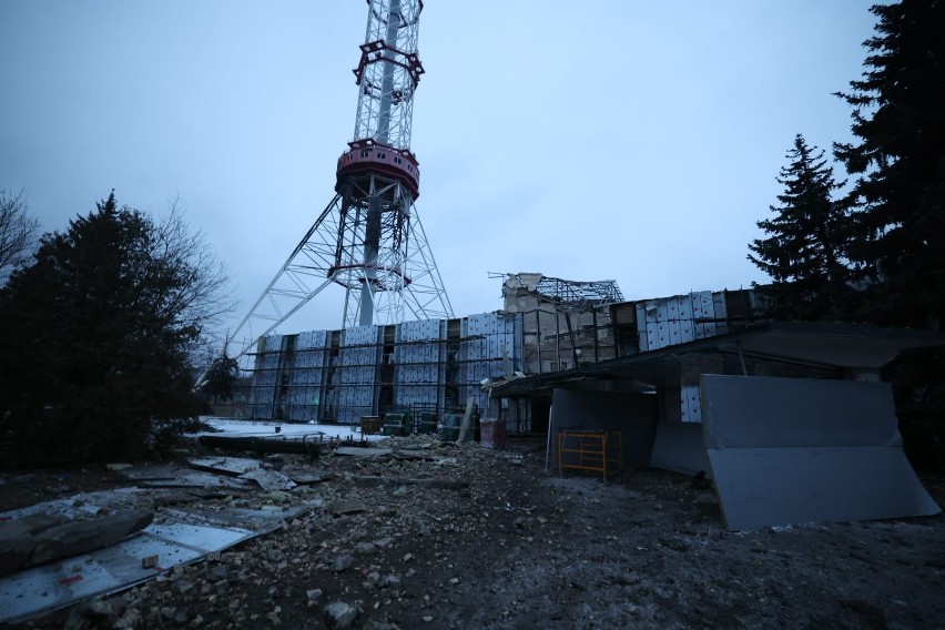 Atak na Kijów. Wieża telewizyjna niemal w centrum miasta ostrzelana. Trafiły w nią dwie rakiety. Zdjęcia