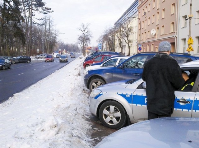 Policjanci wykorzystują zwały śniegu na pasie zieleni, karząc mandatami kierowców (na zdjęciu nasz Czytelnik), którzy przechodzą przez ul. Branickiego.