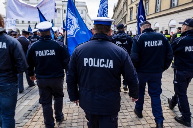 Sprawdzamy zarobki w policji według stanowisk