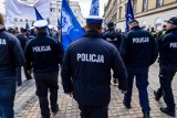 Zarobki w policji 2019! Idą zmiany! Od czego zależy wynagrodzenie policjantów? Pensje brutto wg stanowisk, podwyżki w policji 2019