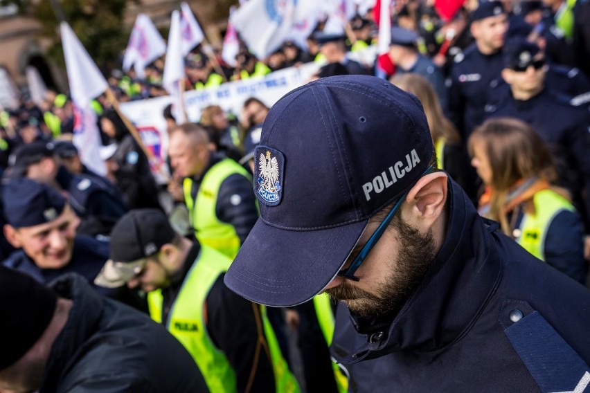 Wysokość zarobków policjantów zależy od grup zaszeregowania