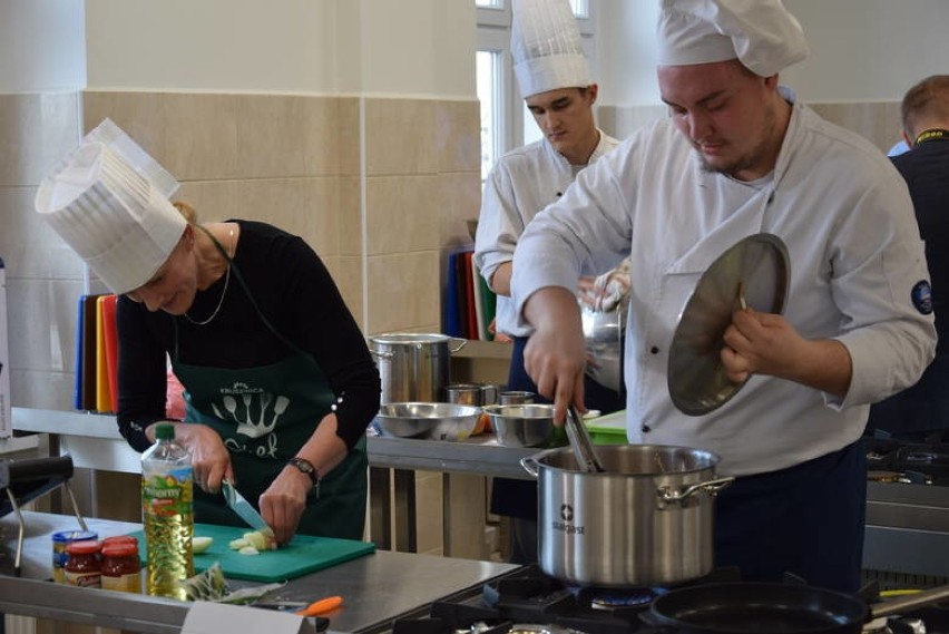 Kolejna edycja akcji "Pomaganie przez gotowanie!". Razem przyrządzimy świąteczne potrawy i pomożemy hospicjum! Ciągle można się zgłaszać