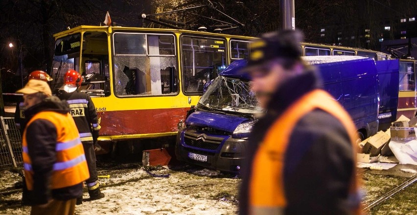 Groźny wypadek na Limanowskiego! Zderzenie tramwaju z samochodem. Są ranni! [zdjęcia]