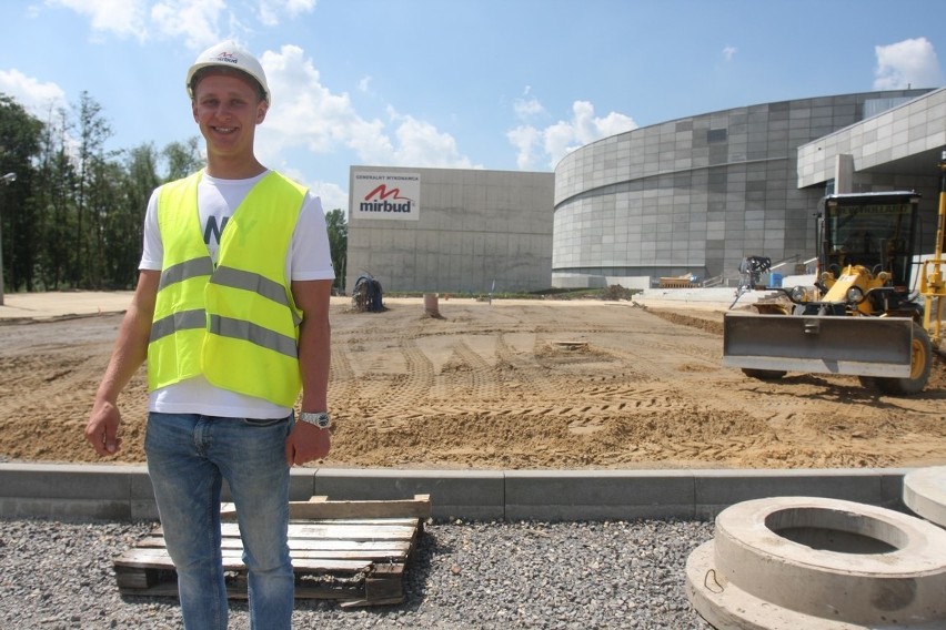 Trwają prace wykończeniowe wewnątrz budynku, na zewnątrz...