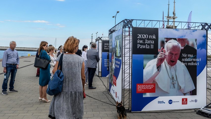 Gdynia: Wystawa fotografii z pielgrzymek Jana Pawła II na Pomorzu. „Zdjęcia są piękne, a niektóre wręcz symboliczne”