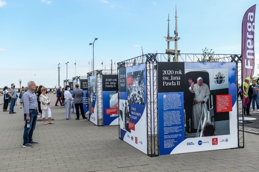 Gdynia: Wystawa fotografii z pielgrzymek Jana Pawła II na Pomorzu. „Zdjęcia są piękne, a niektóre wręcz symboliczne”