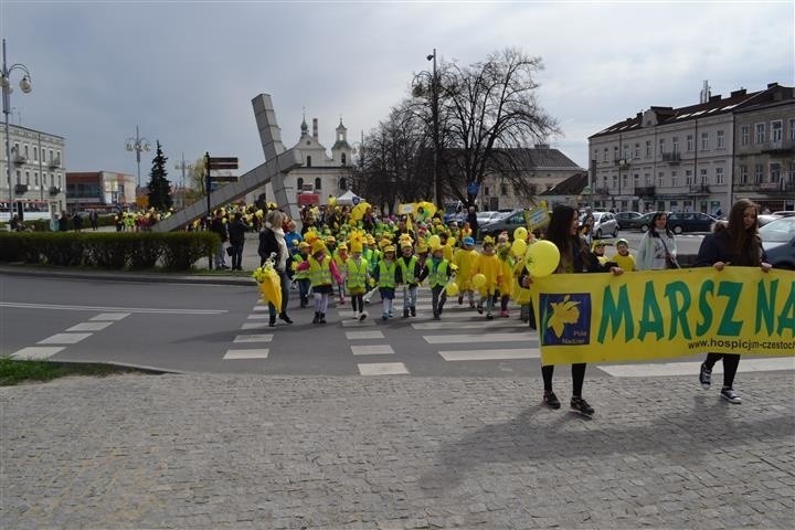 Uczestnicy ubrani byli w kolorowe elementy. Dominowały...