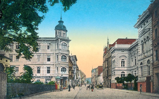 Przy ul. Krakowskiej mieściły się eleganckie sklepy, kawiarnie i restauracje.