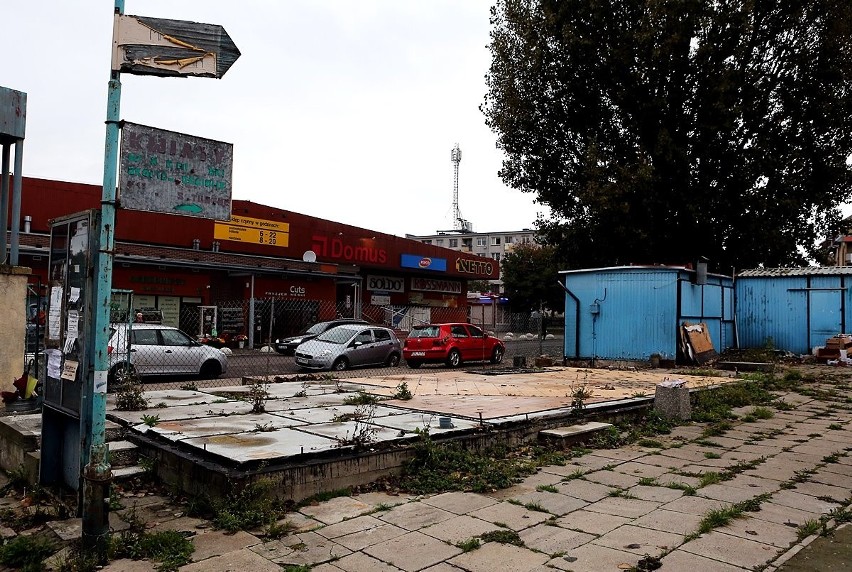 Remont targowiska w Dąbiu. Obiekt nie będzie już straszyć [zdjęcia]