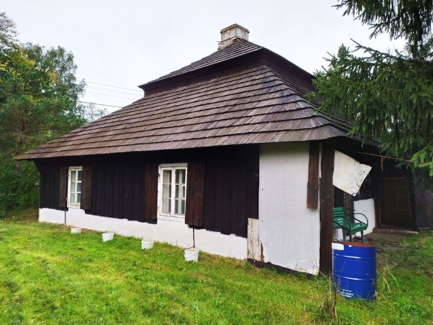 Muzeum Wsi Kieleckiej kupiło modrzewiowy „Kałamarzyk”. Obecnie stoi w Suchedniowie, będzie przeniesiony do Tokarni [ZDJĘCIA]