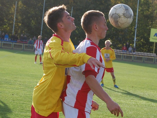 Pogoń Leżajsk (żółte stroje) przegrała na swoim boisku z Resovią 0-3.