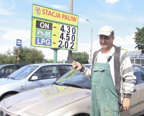 – Dobrze, że jest taniej niż w innych suwalskich stacjach. Szkoda jednak, że nadal drożej niż w innych miastach – mówi suwalczanin Dariusz Bobrowski.