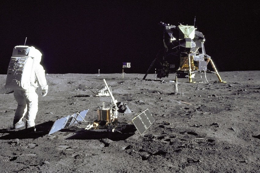 Buzz Aldrin. W tle moduł księżycowy. Na pierwszym planie...