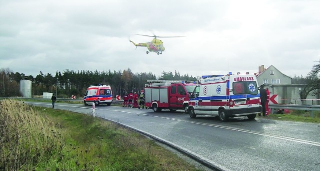 Kiedy pogoda i pora dnia pozwalają, śmigłowiec ratowniczy ląduje w pobliżu wypadku. Tak było kilka tygodni temu w Drożkowie.