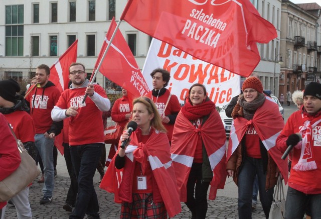 Wolontariusze i liderzy "Szlachetnej Paczki&#8221; z Radomia i okolic przeszli wczoraj w marszu, nawołując radomian do udziału w akcji.