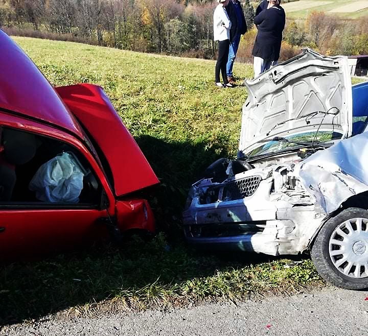 Posadowa Mogilska. Zderzenie dwóch samochodów osobowych. Trzy osoby w szpitalu [ZDJĘCIA]