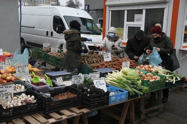 Sprawdziliśmy, jakie były ceny owoców i warzyw na kieleckich bazarach we wtorek, 23 lutego. Utrzymują się bardzo wysokie ceny kalafiora, spadły z kolei ceny selera, marchwi u cebuli. Co jeszcze staniało a co zdrożało?Na kolejnych slajdach zobaczcie aktualne ceny owoców i warzyw na kieleckich bazarach