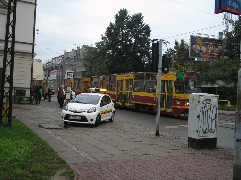 Gigantyczny korek na ul. Gdańskiej! Hyundai uderzony drzwiami od tramwaju [zdjęcia]