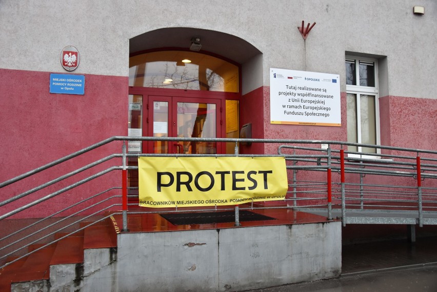 Pracownicy opolskiego MOPR na razie protest ograniczali do...