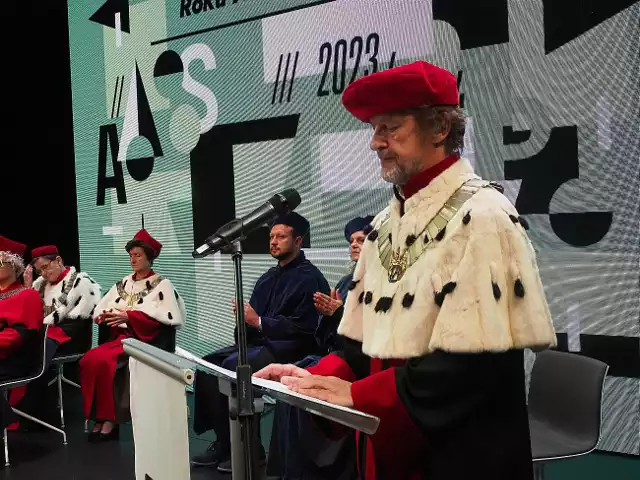 Rektor  dr hab. Przemysław Wachowski na inauguracji roku akademickiego 2023/2024.