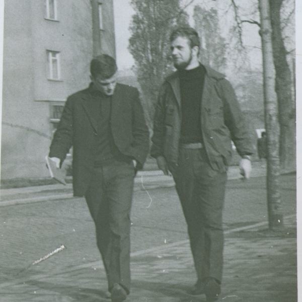 Oficer SB ppor. Jerzy Zarębski (z lewej) i Bartłomiej...
