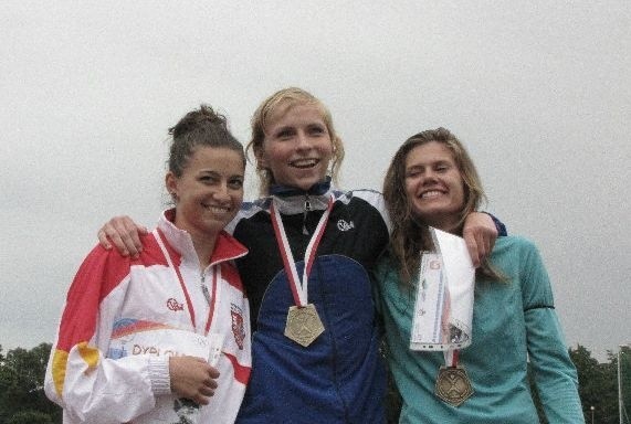 Martyna Mąkosa (w środku) została mistrzynią Polski juniorek młodszych w biegu na 100 metrów przez płotki