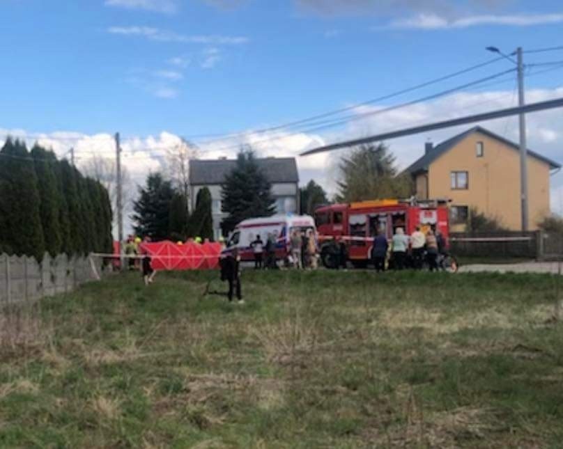 Auto uderzyło w ogrodzenie i dachowało na drodze w Rykoszynie. Nie żyją dwie osoby