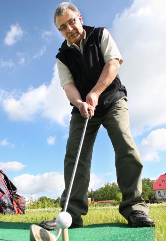 Cezary Kurdej na polu golfowym w Zajączkowie zaprasza do poznania nowej dyscypliny sportu w regionie słupskim.