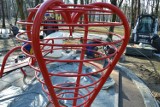 Serce na kłódki dla zakochanych w parku w Stalowej Woli